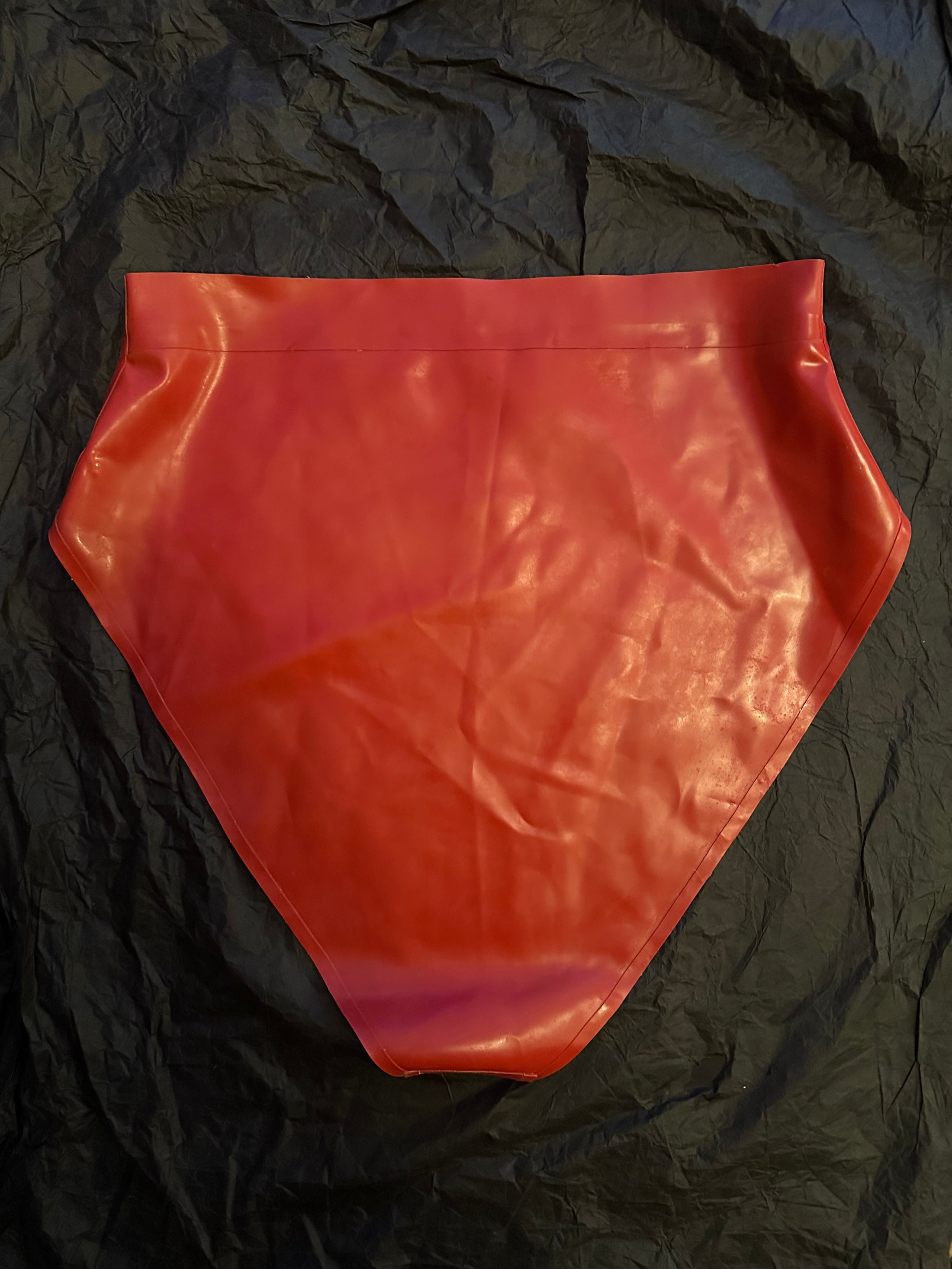 Detail of the waistband and 0.5 cm trim on the red high leg latex briefs