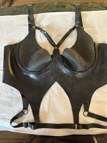 Detail of the hook and eye tape seams on the openable latex-net cups
