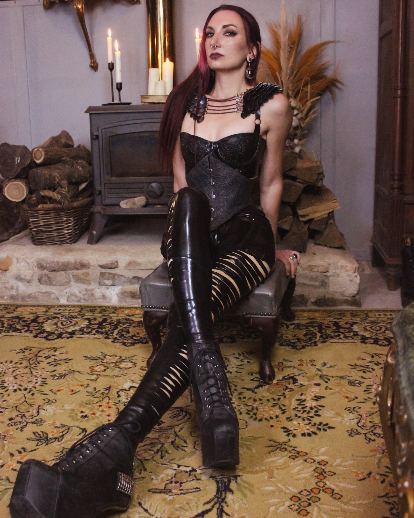 Eustratia fitted latex twist leggings with back pockets, waistband and a twisted side section