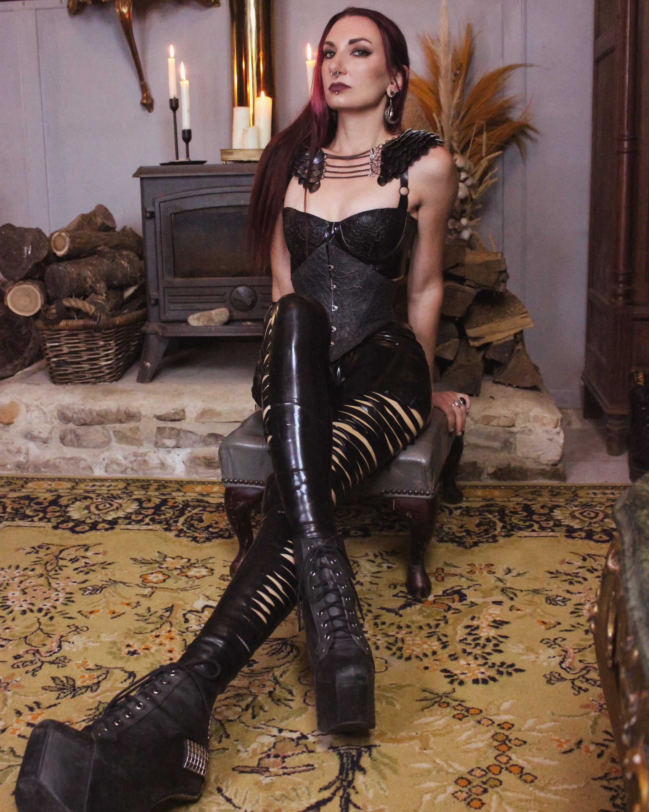 Eustratia fitted latex twist leggings with back pockets, waistband and a twisted side section