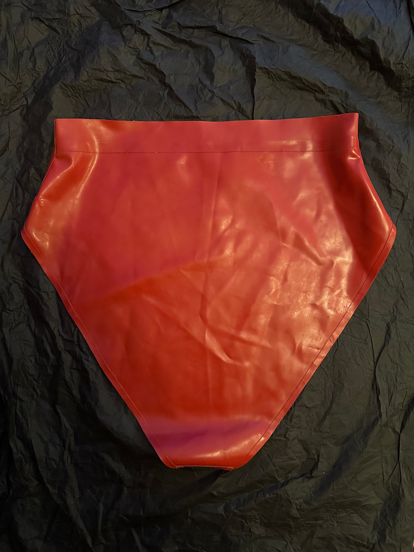 Detail of the waistband and 0.5 cm trim on the red high leg latex briefs