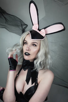 Eustratia short fingerless latex mitts finished with a contrast trim
