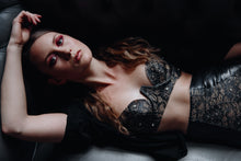 Fit detail of the deluxe curvy cup bra in signature textured latex-lace