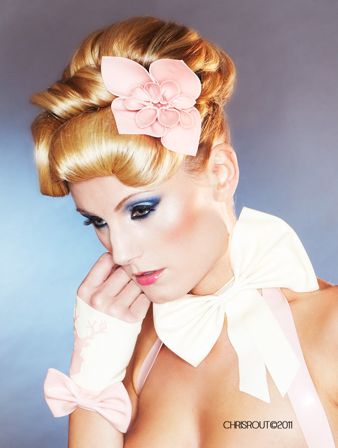 Detail of the large latex bow on the adjustable neck accessory