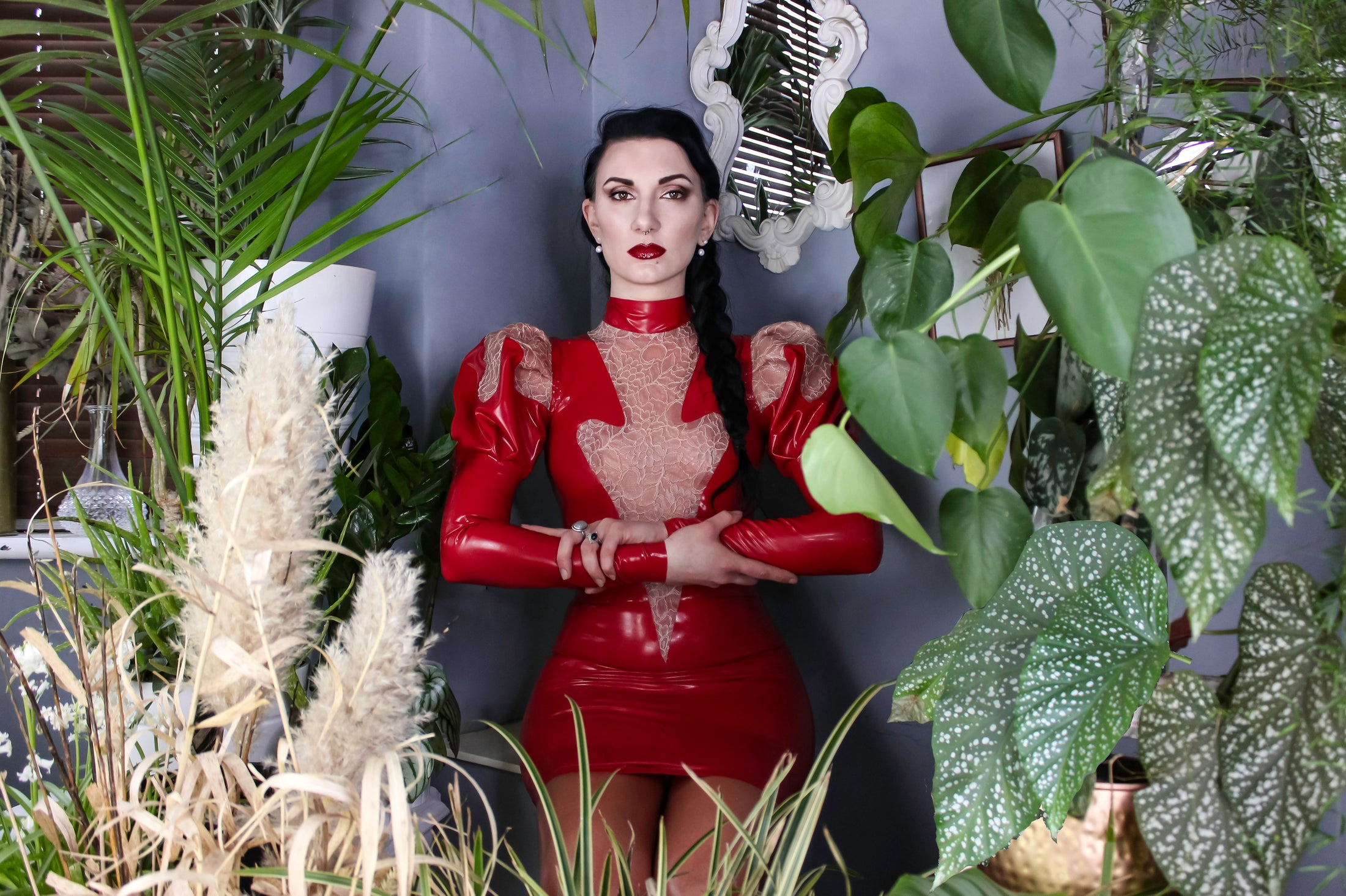 Styling of the Erato latex set with stockings, mitts and latex-lace beret